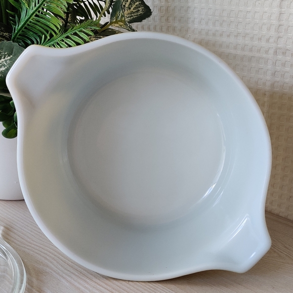 Vintage Pyrex Olive Green Pyrex 1 1/2 Quart Casserole Dish with Lid - Picture 3 of 11